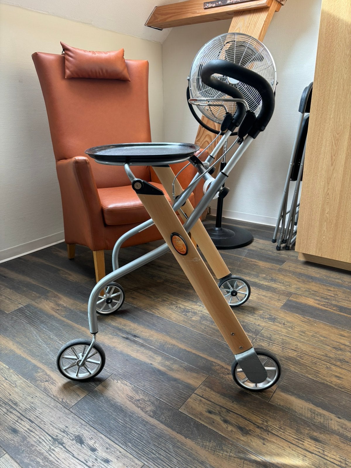 Binnen rollator met dienblad Trust care, Ophalen, Lichtgewicht, Gebruikt