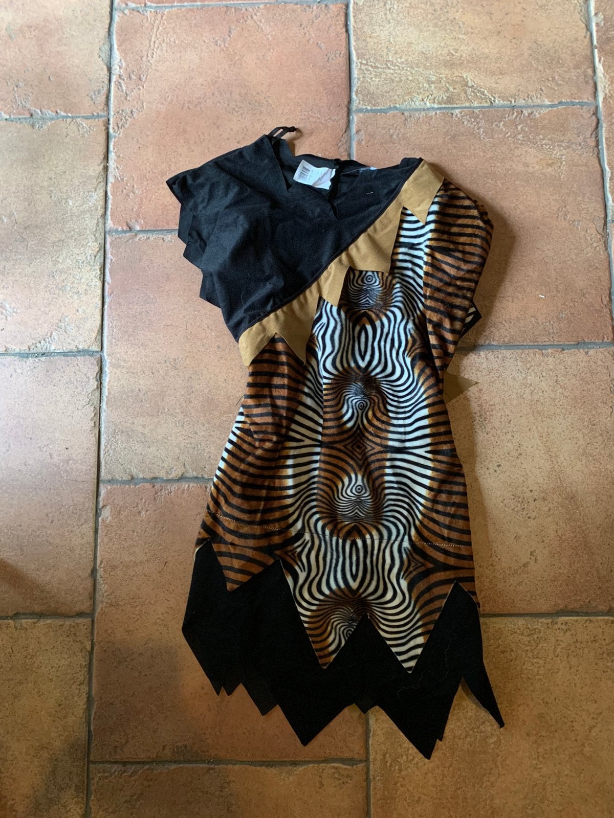 Kleding met thema holbewoners, Ophalen, Gedragen