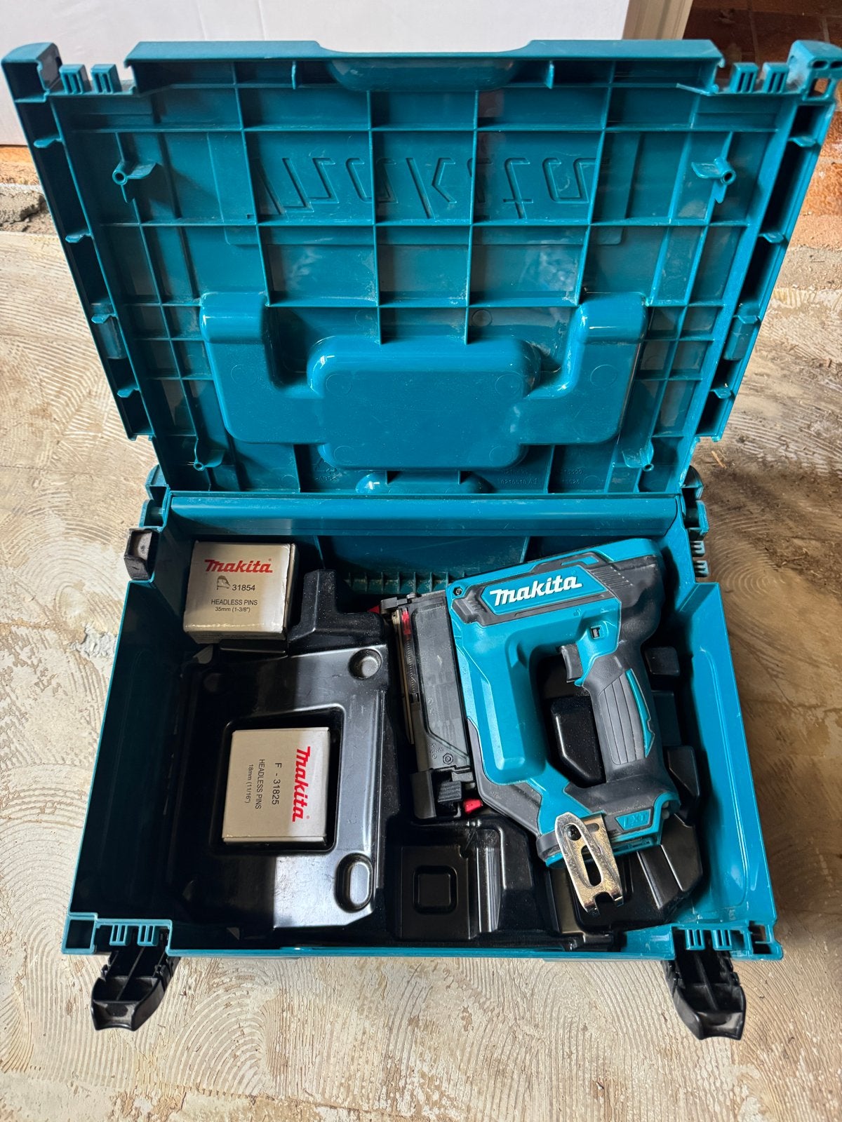 Makita DPT353ZJ Pintecker Nieuw in MBOX met Spijkers, Ophalen of Verzenden, Nieuw