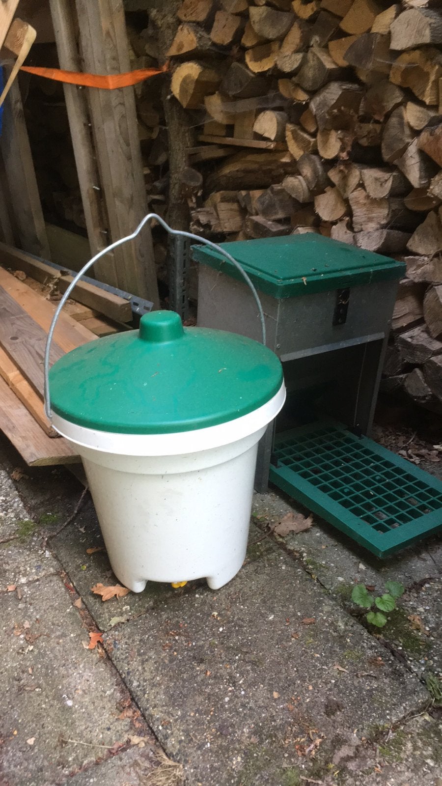 Voerbak en drinkemmer, Ophalen, Zo goed als nieuw, Drinken en Voederen