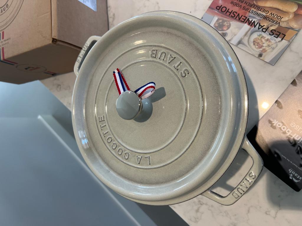 Staub La Cocotte Gietijzeren Braadpan - Nieuwstaat, Kookpan of Snelkookpan, Gietijzer, Nieuw, Ophalen of Verzenden