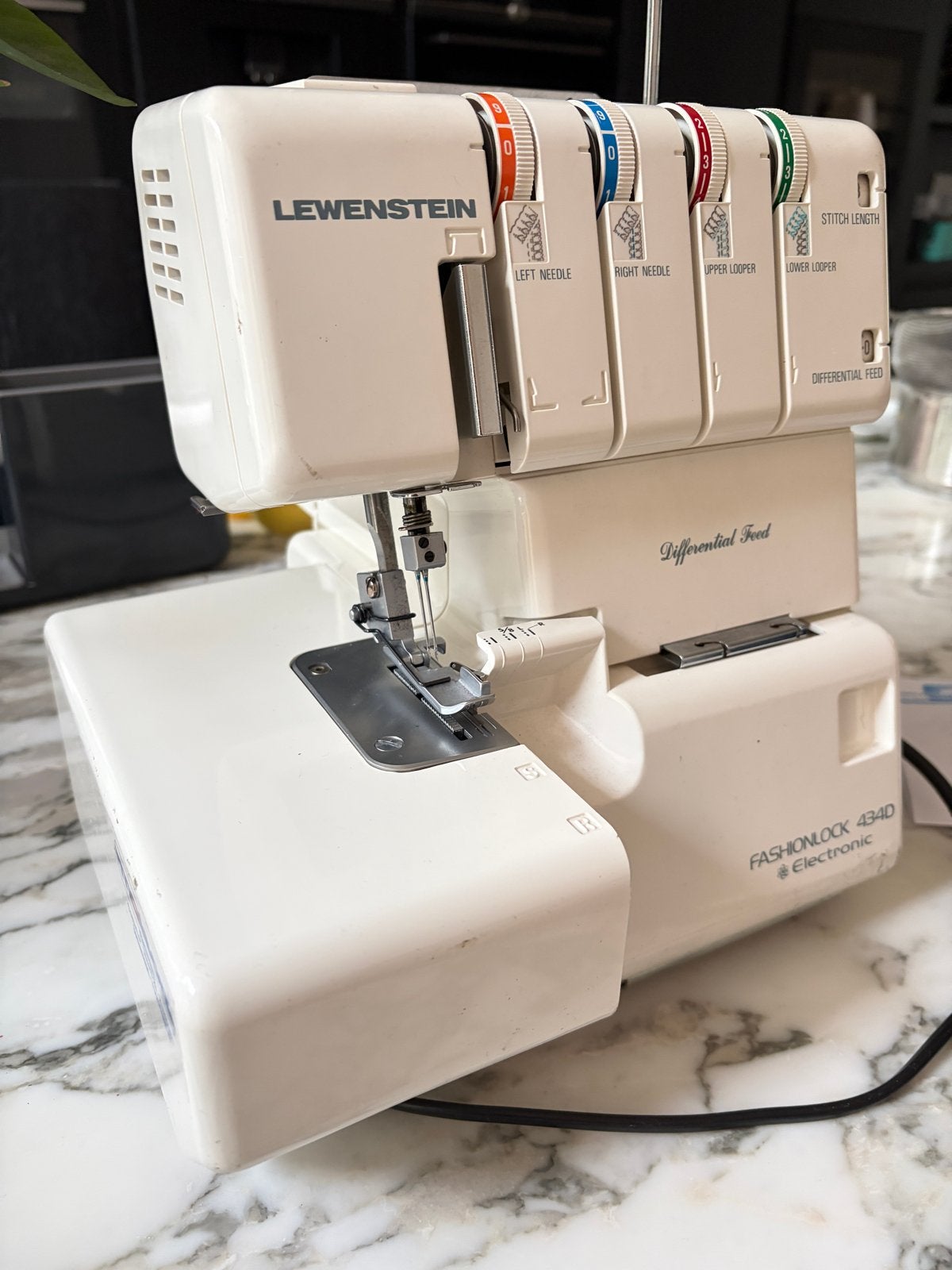 Lewenstein Fashionlock 434D Lockmachine - Gereviseerd, Hobby en Vrije tijd, Naaimachines en Toebehoren, Ophalen, Gebruikt, Lockmachine
