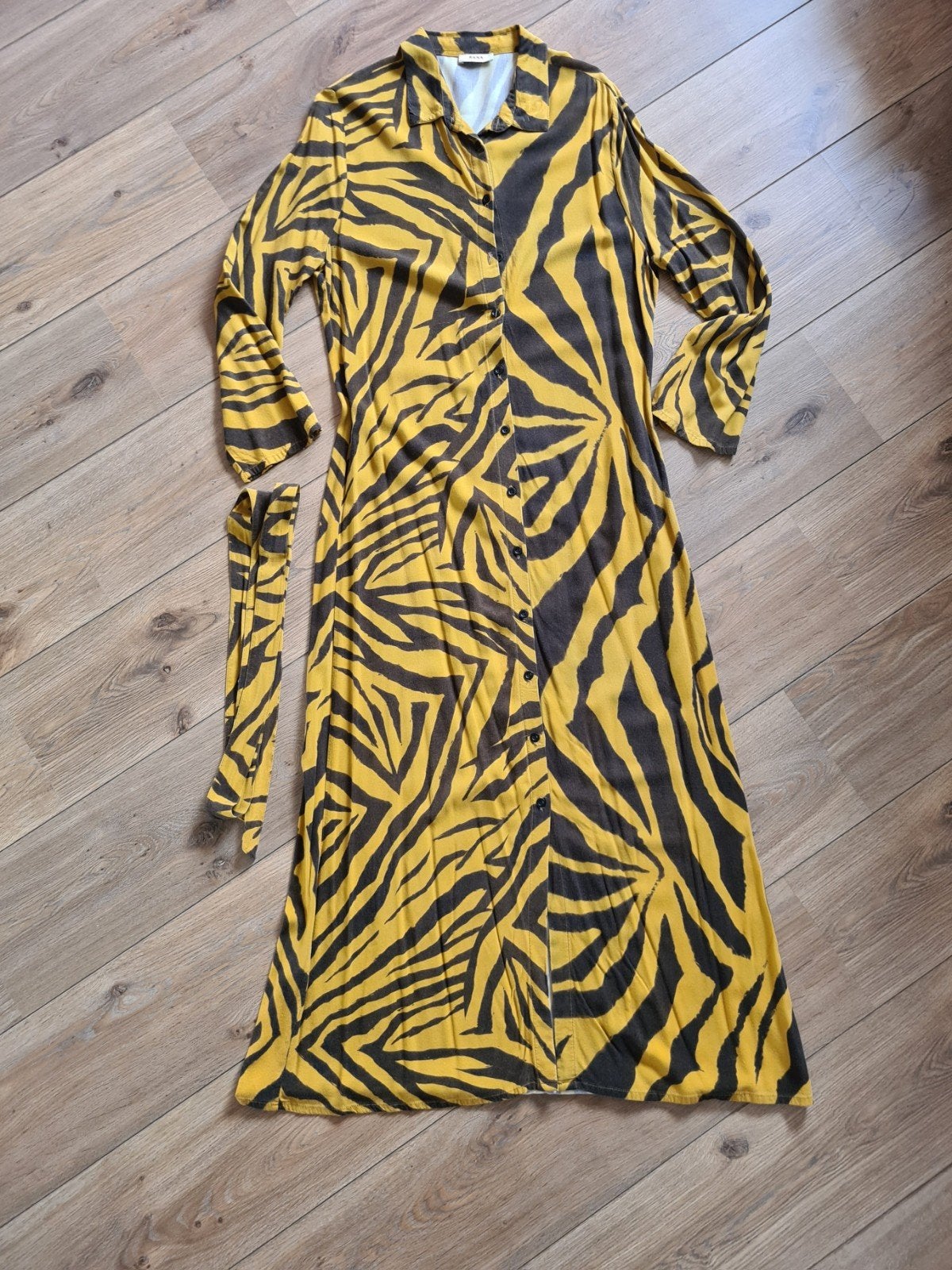 Prachtige maxi doorknoop jurk  ANNA mosterdgeel/ zwart mt L, Kleding | Dames, Anna, Zwart, Maat 42/44 (L), Ophalen of Verzenden