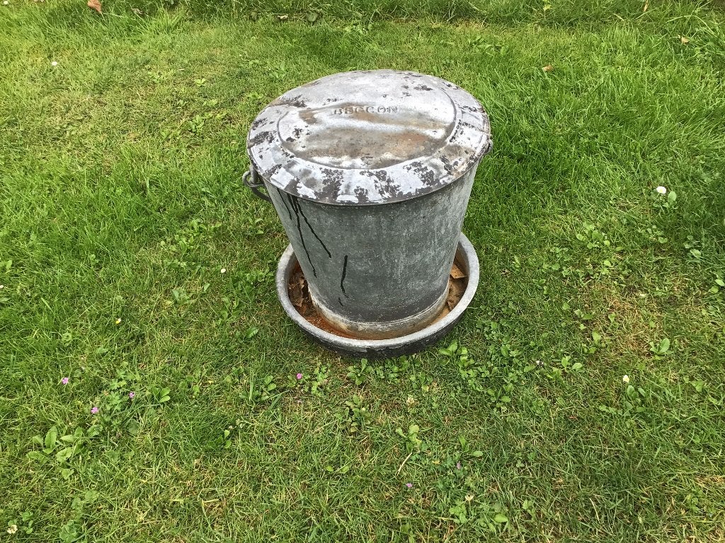 Kippen voer bak, Ophalen, Gebruikt, Drinken en Voederen