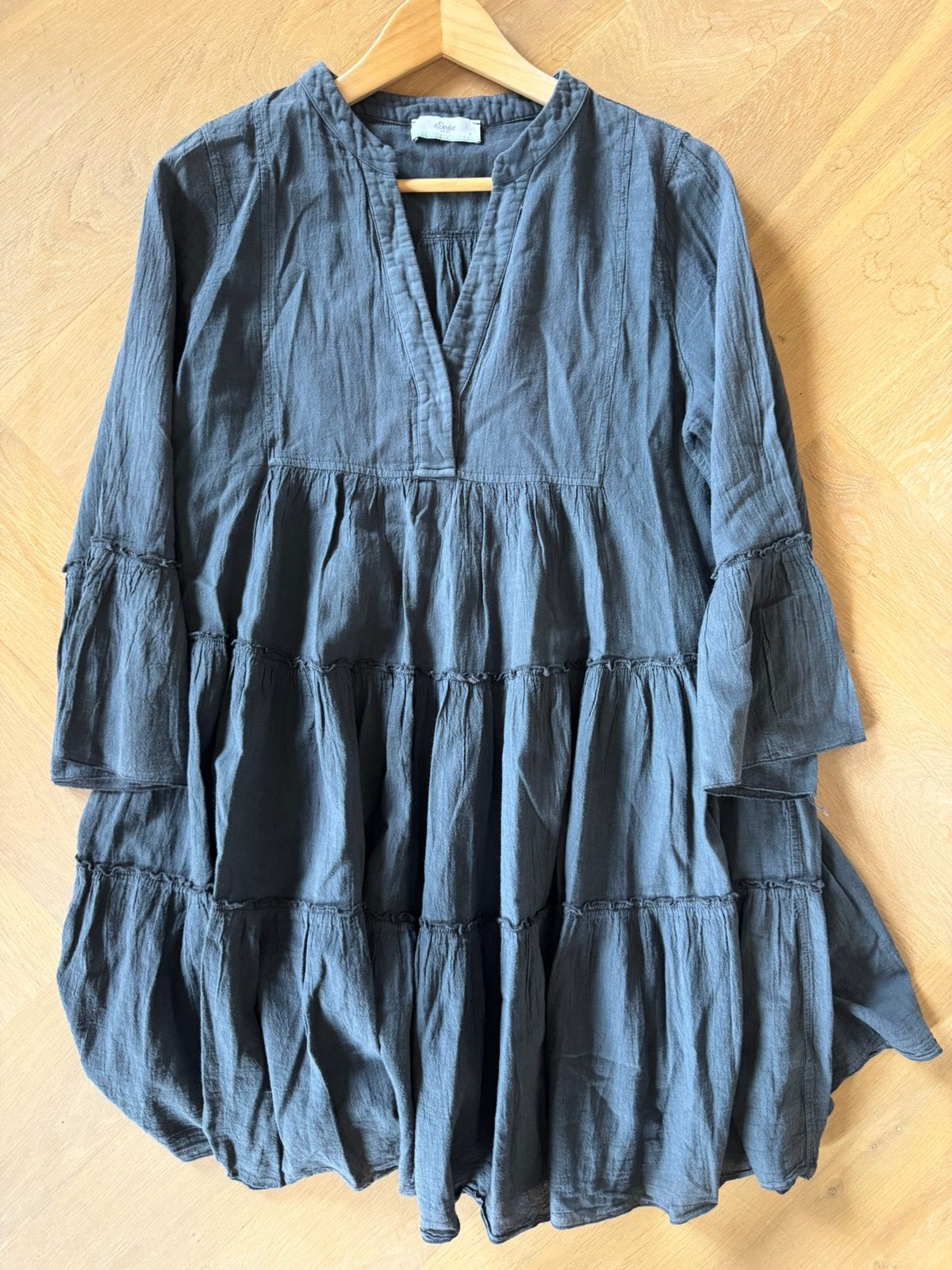Leuke jurk van Devotion, Kleding | Dames, Jurken, Ophalen of Verzenden, Zo goed als nieuw, Maat 36 (S), Grijs