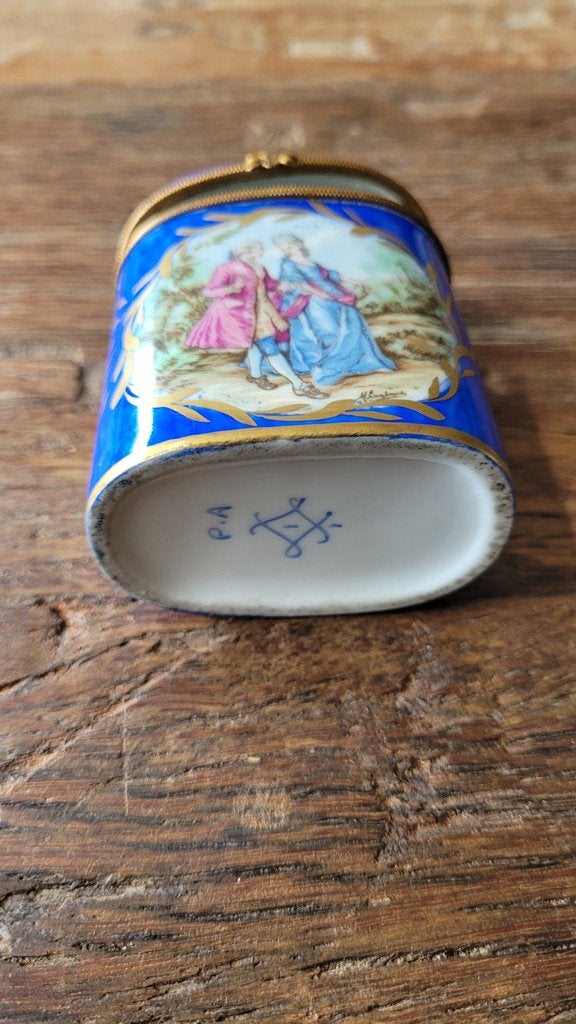 Porcelain Arts Frans porseleinen doosje. eind 19e eeuw., Ophalen