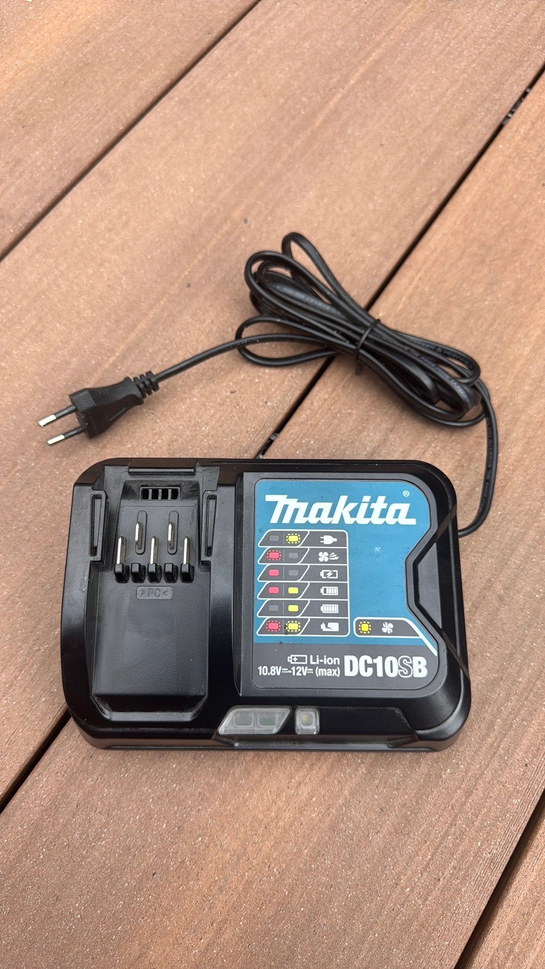 Makita DC10SB Acculader - 10,8V / 12V, Ophalen of Verzenden, Zo goed als nieuw
