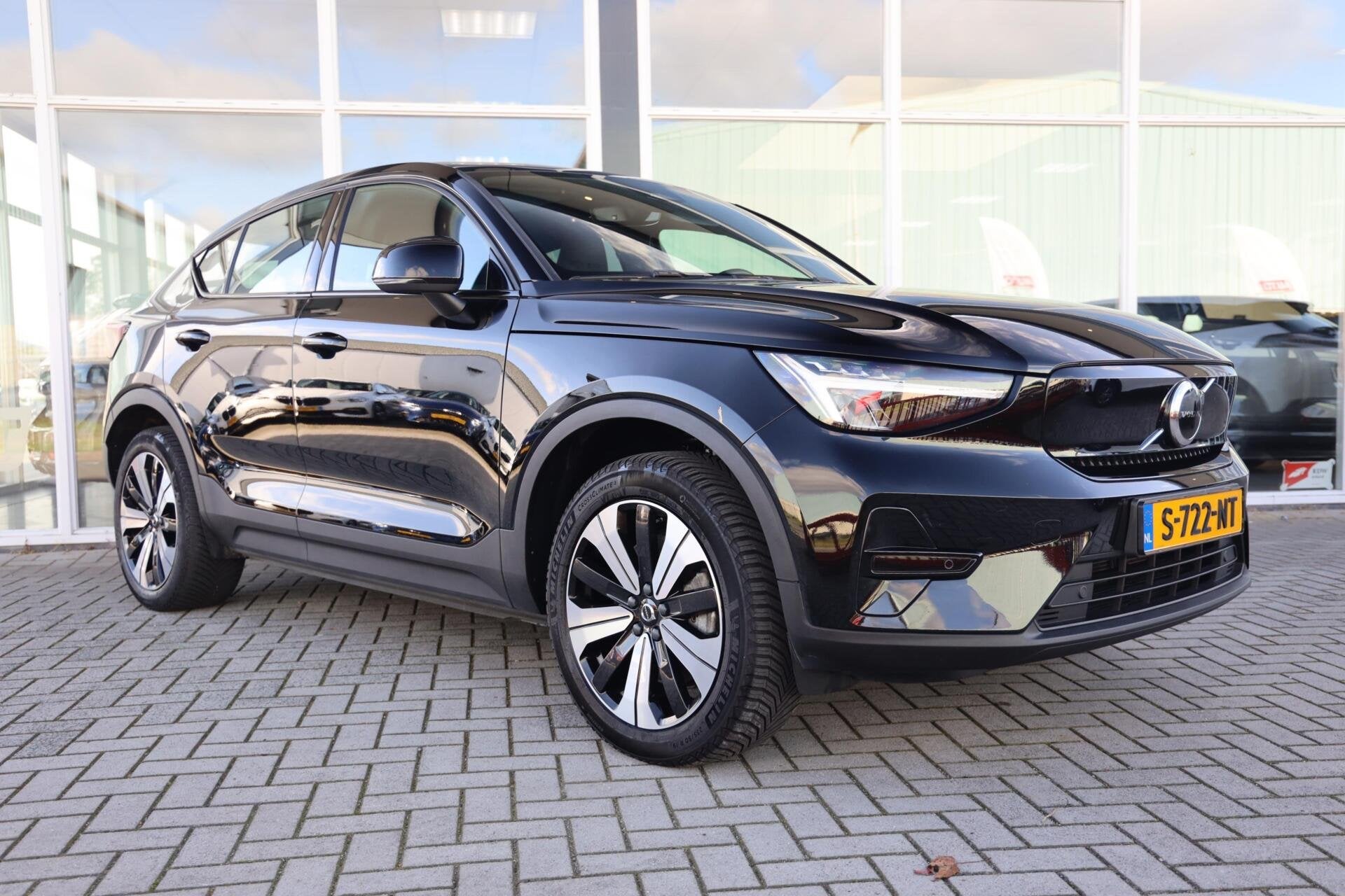 Volvo C40 Recharge Core 69 kWh|Camera|Panoramadak|Carplay|Na, Auto's, Gebruikt, Met garantie (alle), Parkeersensor, Zwart