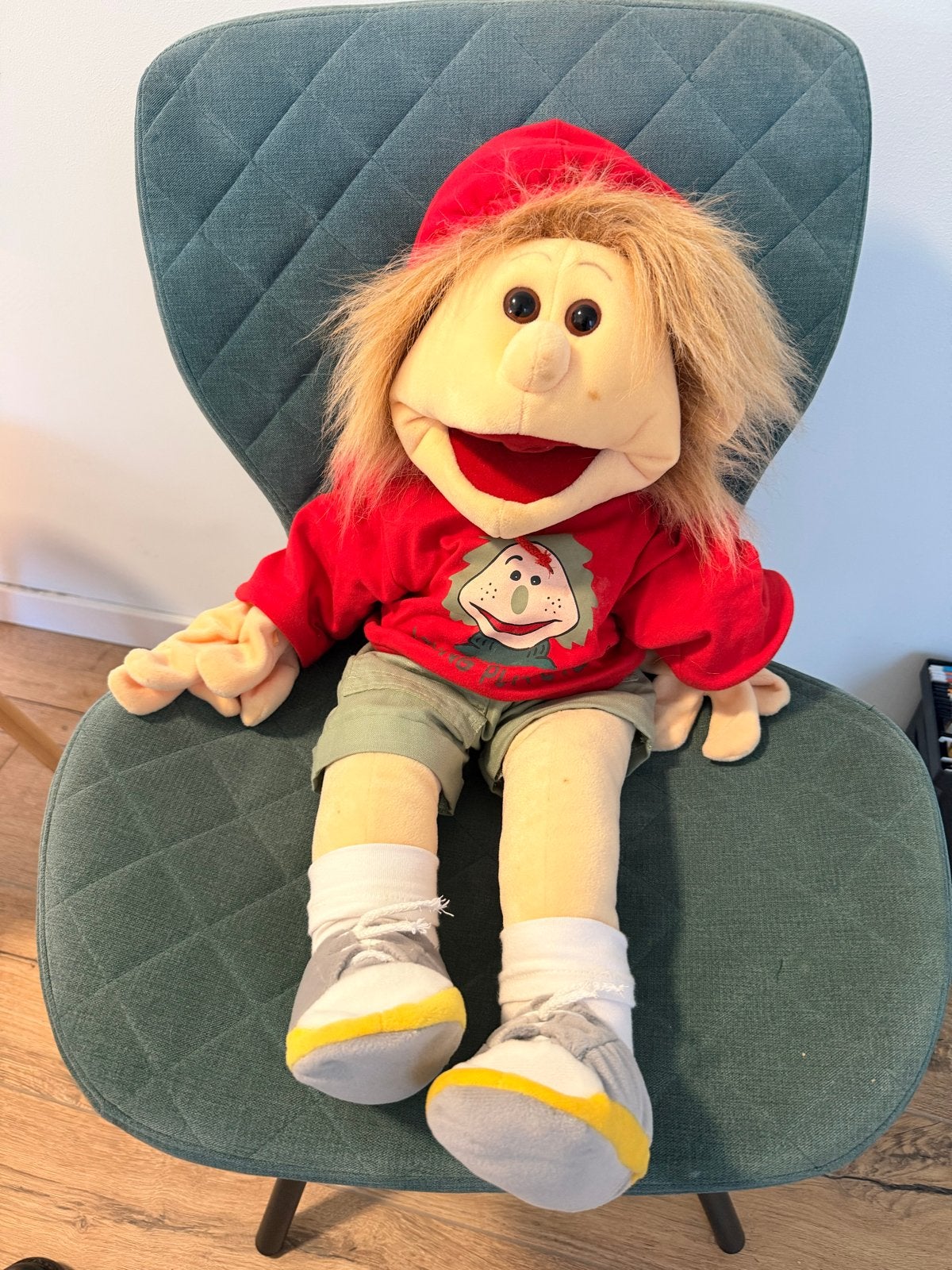 Grote handpop Living Puppets 65cm met rood shirt en pet, Overige typen, Ophalen of Verzenden, Zo goed als nieuw, Middelgroot (20 tot 80 cm)