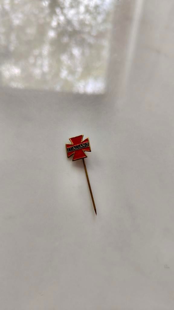 Vintage Italiaans Speldje - Rood Kruis met 'ITALIANO', Ophalen of Verzenden, Gebruikt, Stad of Land, Speldje of Pin
