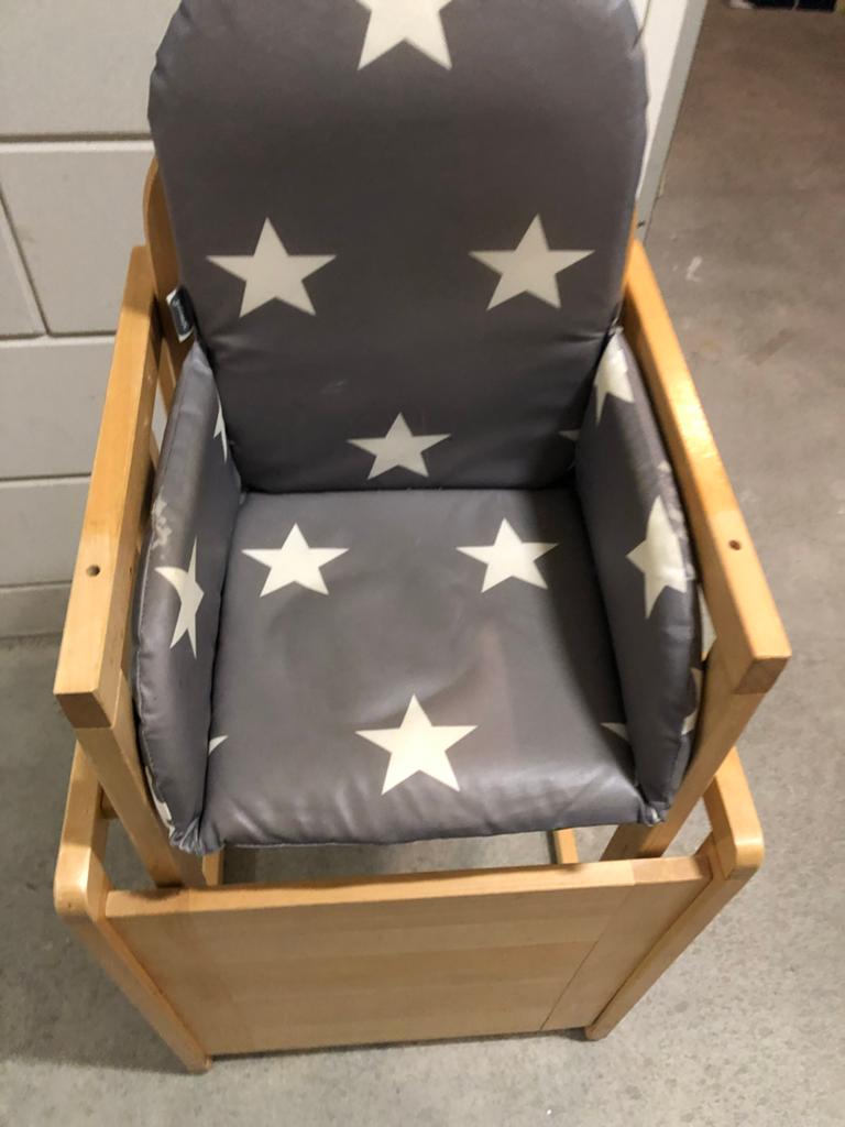 Houten kinderstoel met eetblad en kussen, Kinderen en Baby's, Kinderstoelen, Ophalen of Verzenden, Gebruikt, Meegroeistoel, Afneembaar eetblad