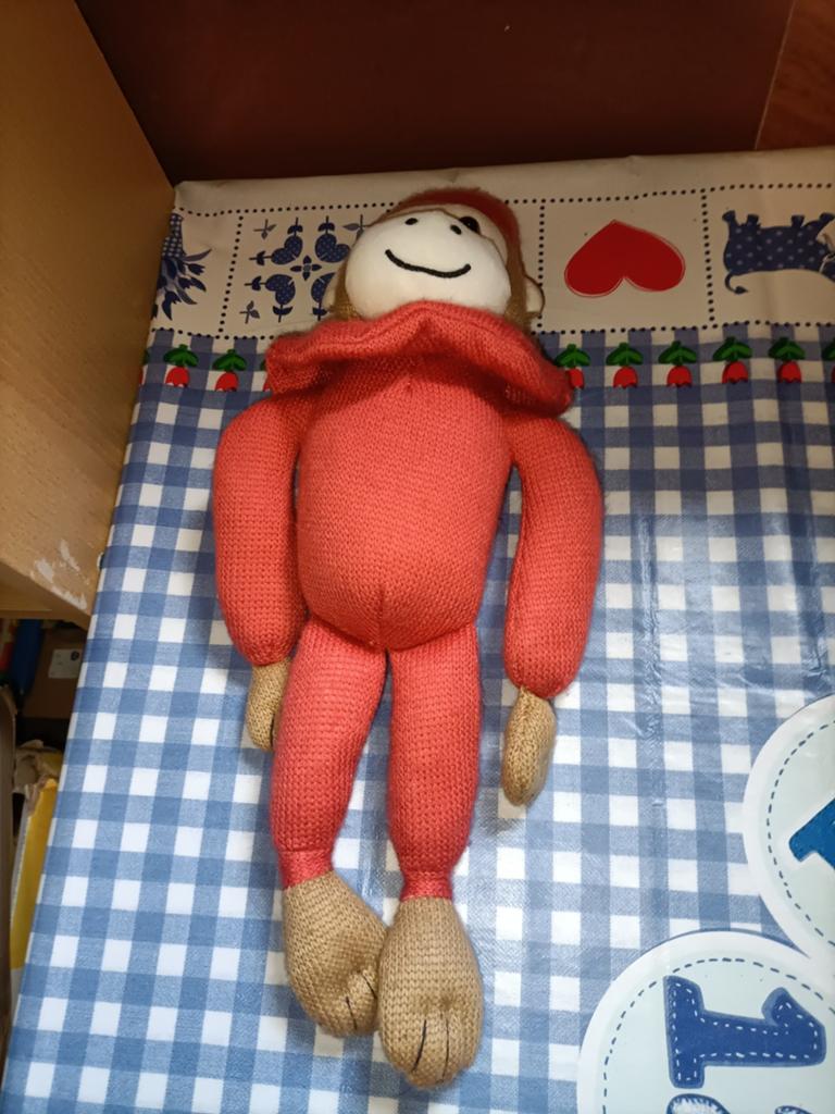 Aap knuffel Speelgoed Museum Deventer met rode kleren, Ophalen of Verzenden, Gebruikt, Overige typen