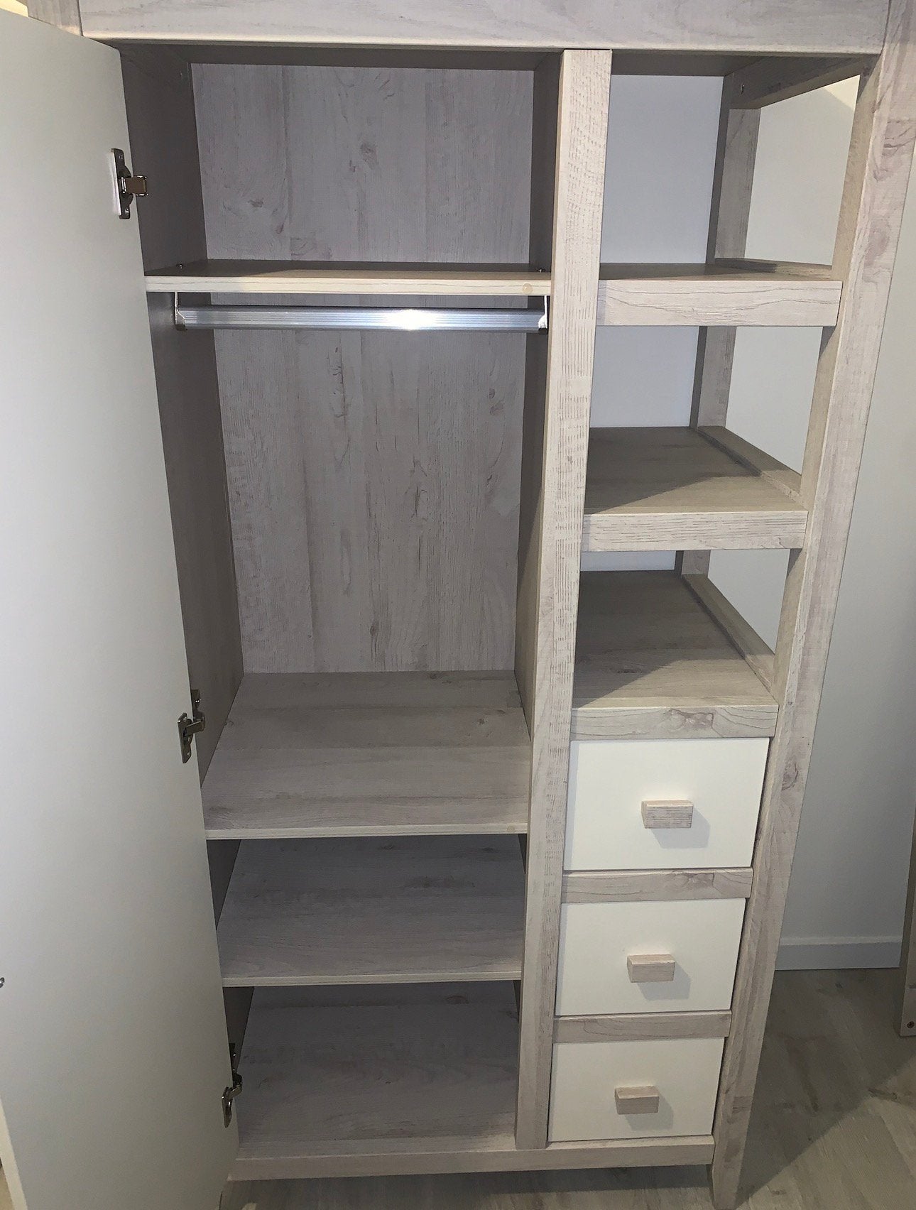 Foto 2 van Grijze met witte baby kledingkast en babybed