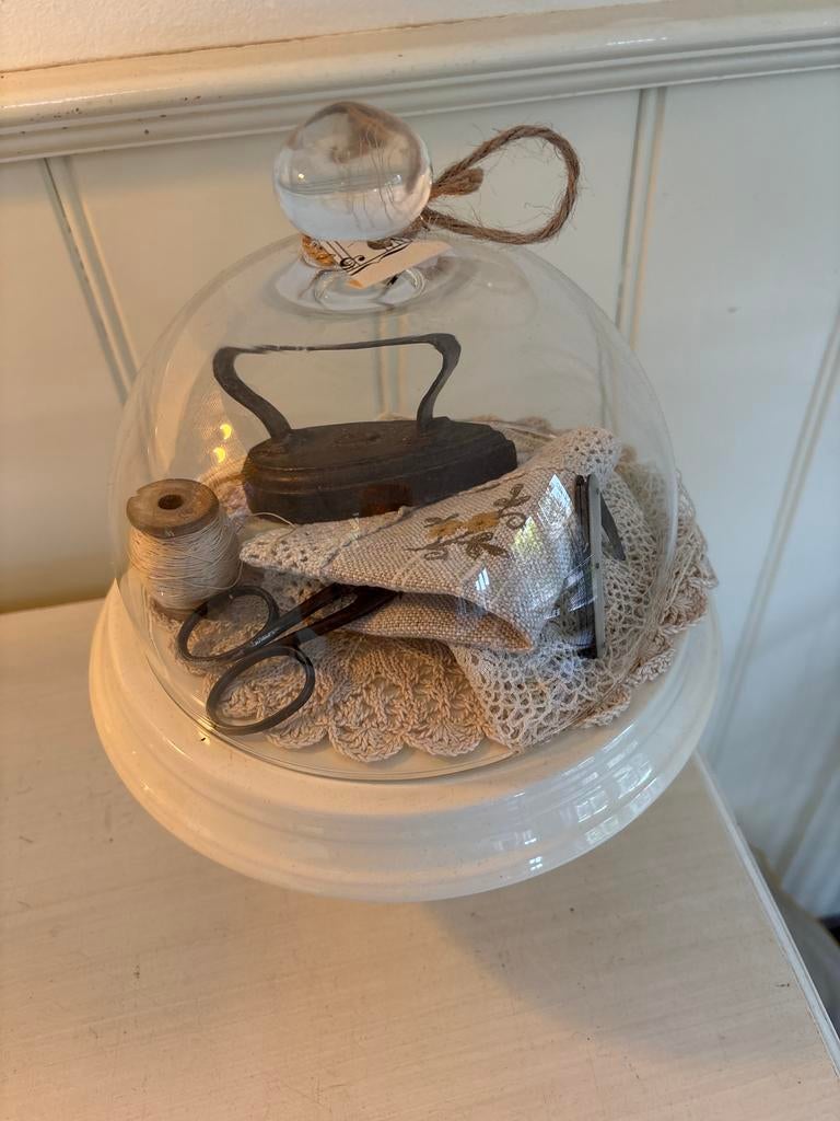 Brocante stolp met vintage naaibenodigdheden & strijkijzer, Ophalen