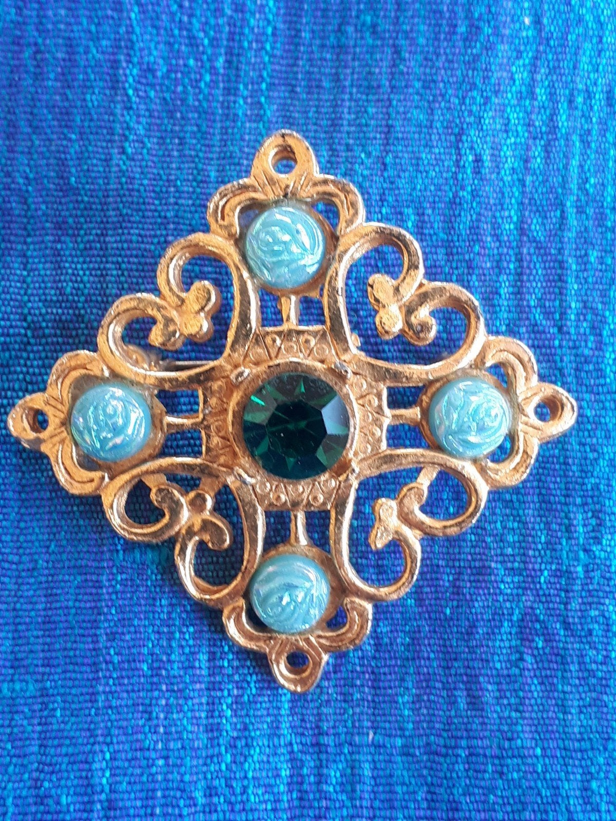Oude Vergulde Broche met Persglas Roosjes + Rijnstenen., Sieraden, Tassen en Uiterlijk, Antieke sieraden, Ophalen of Verzenden