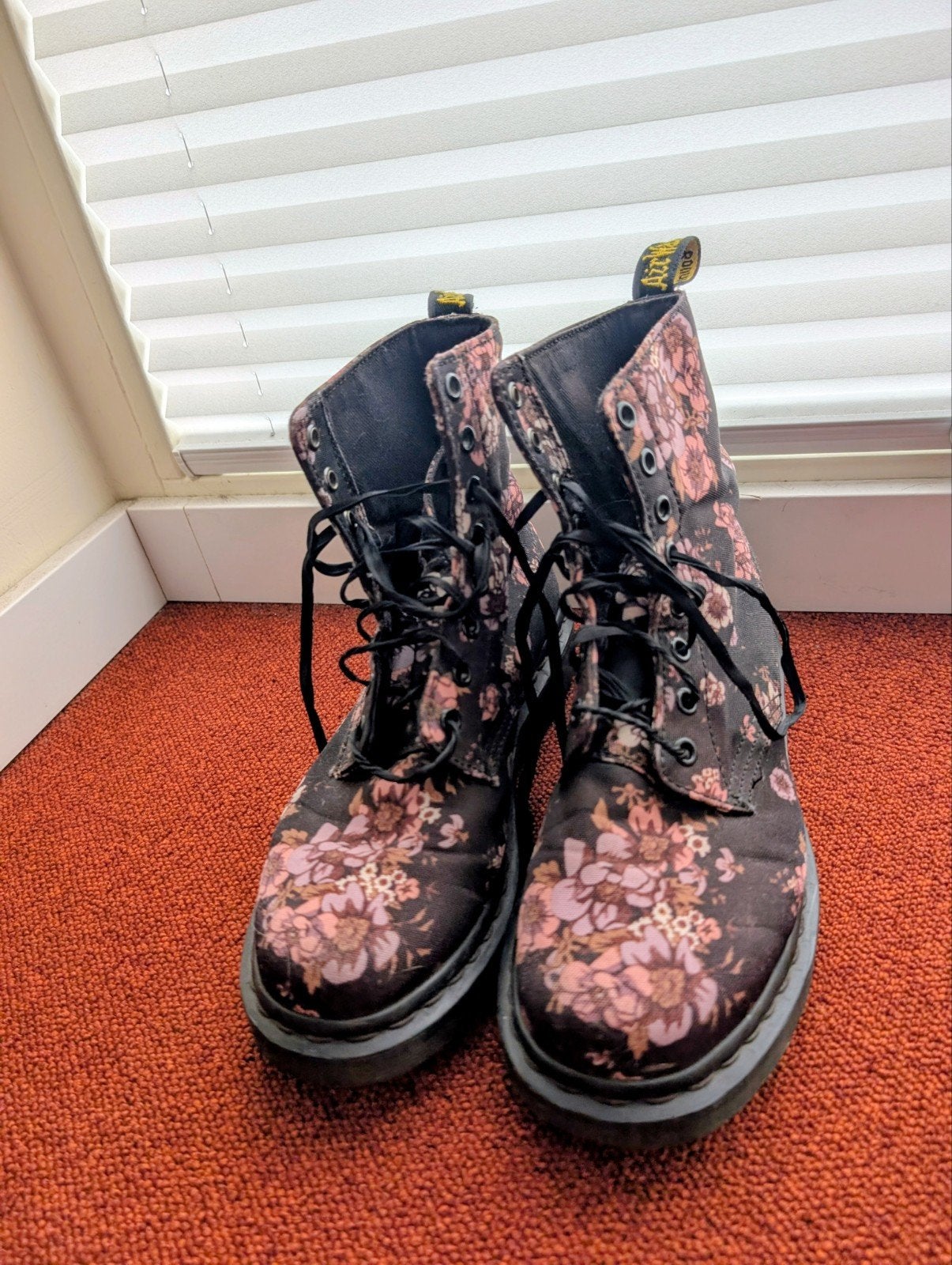 Dr Martens, bruin/grijze achtergrond met bloemmotief, Kleding | Dames, Overige kleuren, Ophalen of Verzenden, Dr. Martens, Gedragen