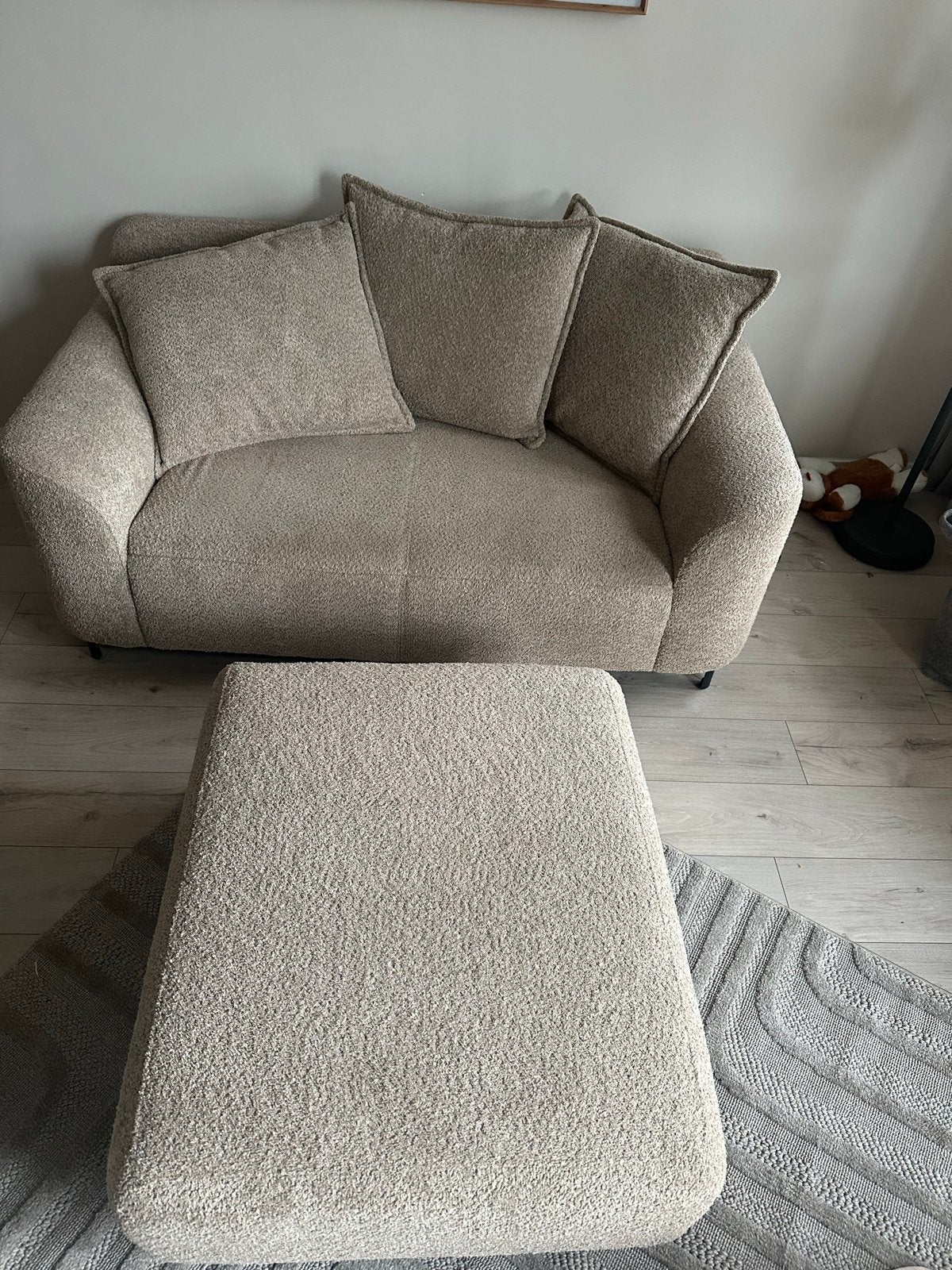 2 persoons bank met hocker taupe, Ophalen, 125 cm of meer, 75 tot 100 cm, Zo goed als nieuw