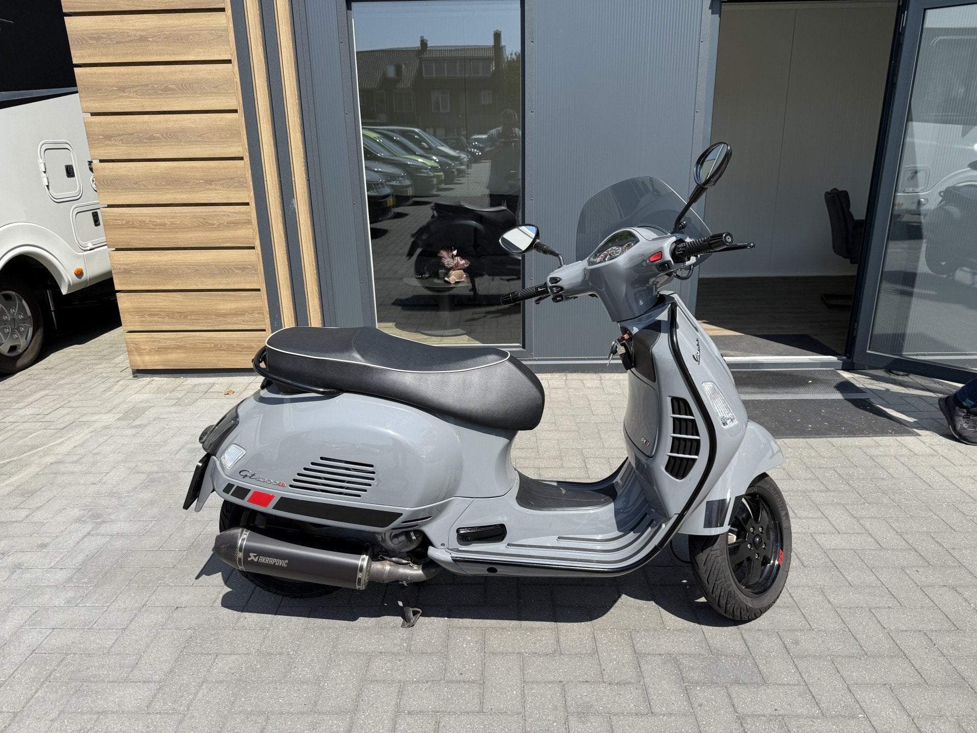 Vespa GTS 300 i.e. Super - Nardo grijs - Akrapovic, All Selection Cars, Bedrijf, Boschdijk 878
5627AB  EINDHOVEN, NL, Overig