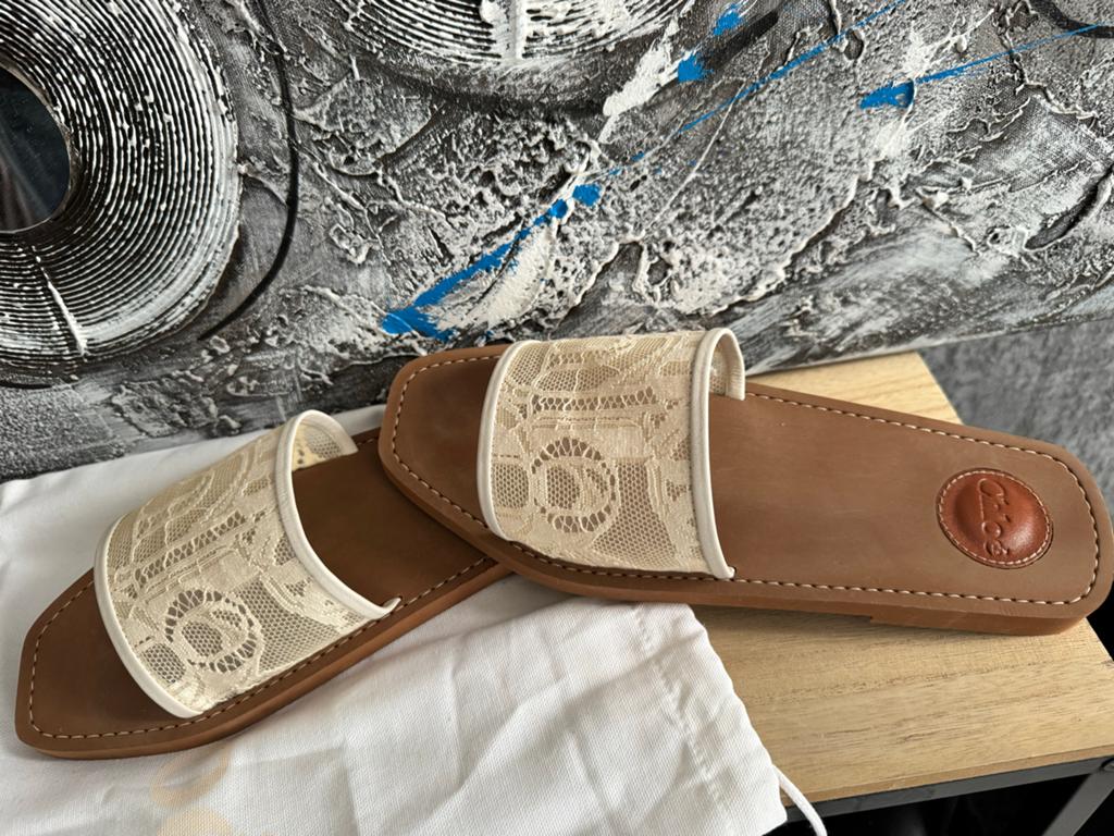 Chloé Woody platte sandalen - Nieuw, ongedragen, Kleding | Dames, Schoenen, Ophalen of Verzenden, Nieuw, Beige, Slippers