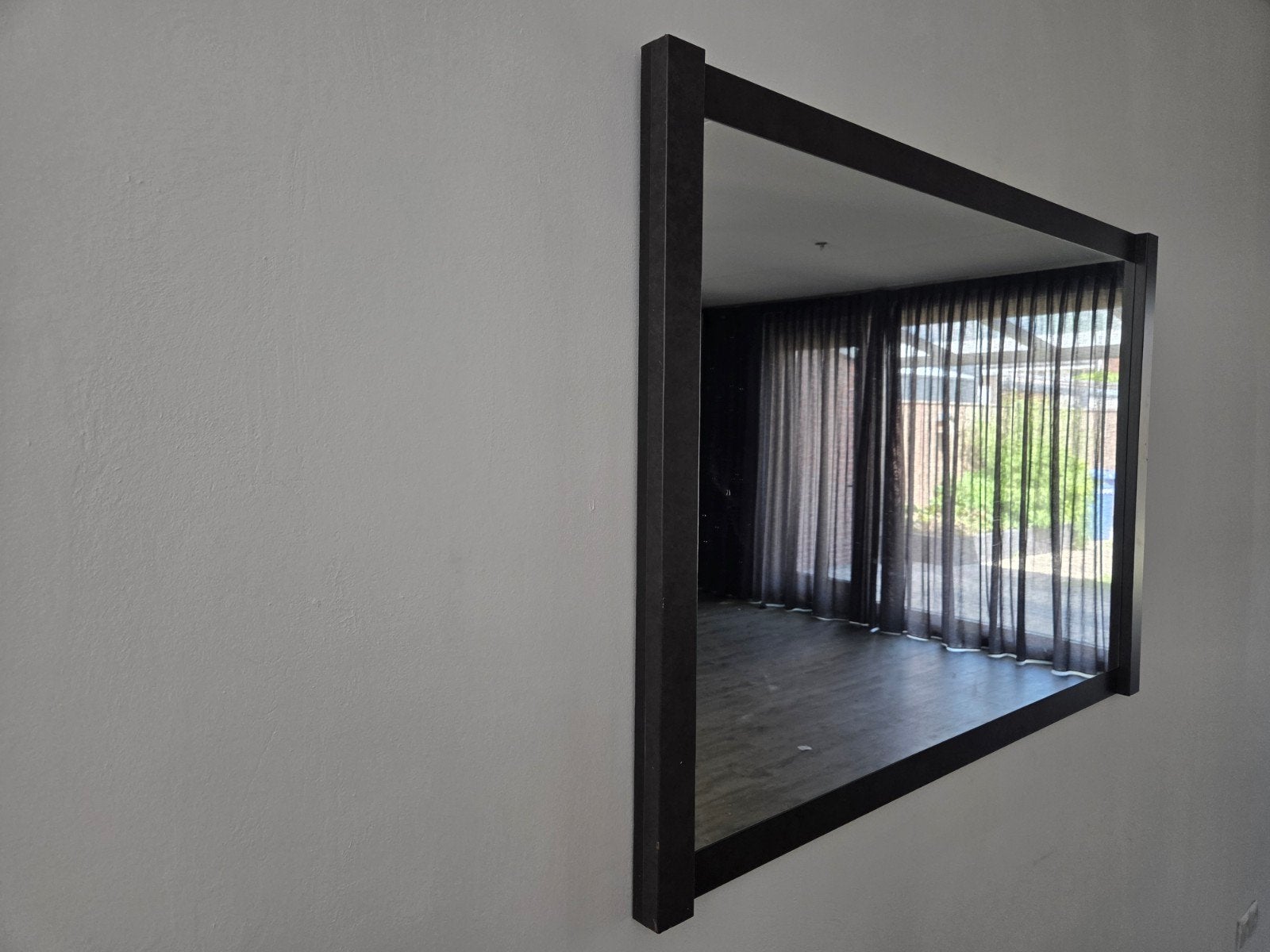 Zware spiegel met betonnen frame, Huis en Inrichting, Woonaccessoires | Spiegels, Gebruikt, 100 tot 125 cm, Minder dan 100 cm