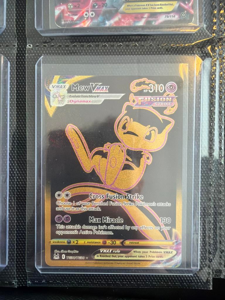 Mew VMAX TG30/TG30 Fusion Strike Pokémon Kaart, Ophalen of Verzenden, Zo goed als nieuw, Losse kaart