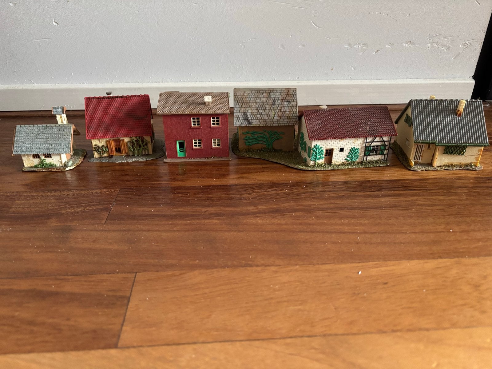 Set van 6 modelhuisjes voor spoorbaan of diorama, Ophalen of Verzenden, Gebruikt, 1:144 of kleiner