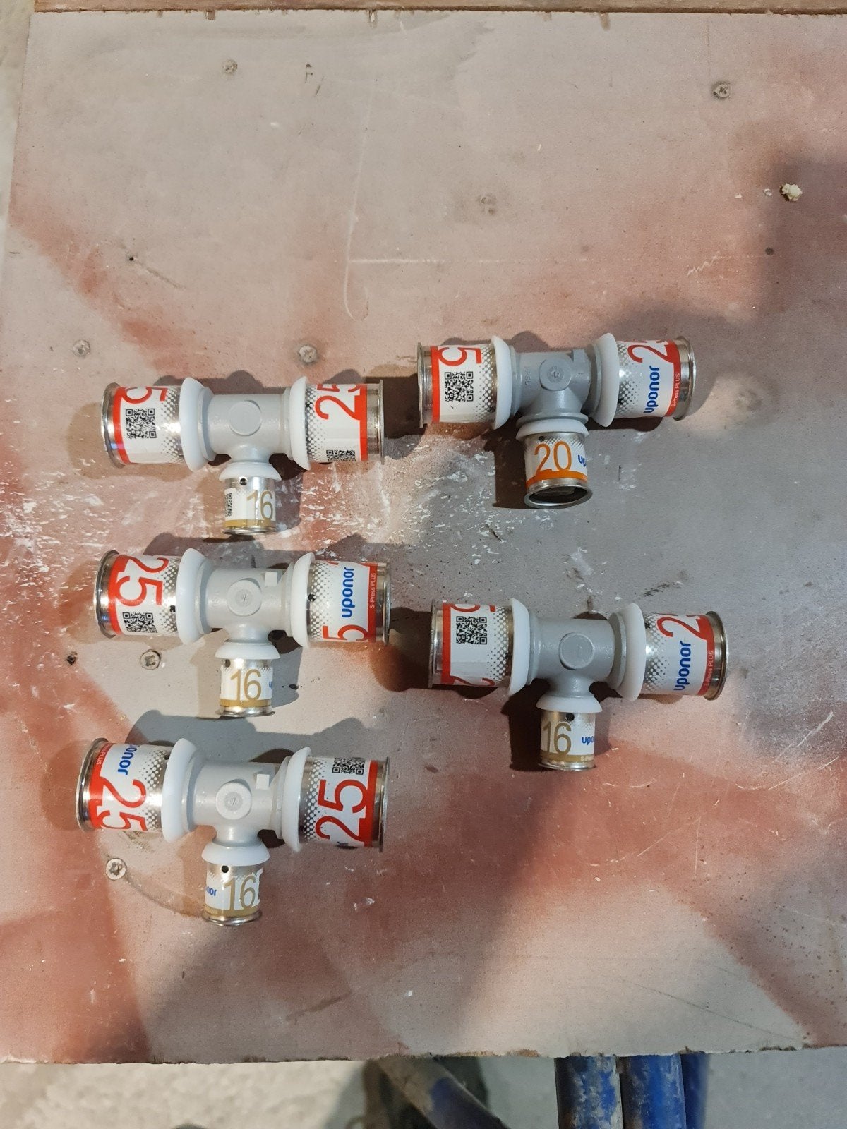 5 Uponor S-koppelingen T-stukken (4x 25-16, 1x 25-20), Overige materialen, Gebruikt, 6 meter of meer, Overige typen