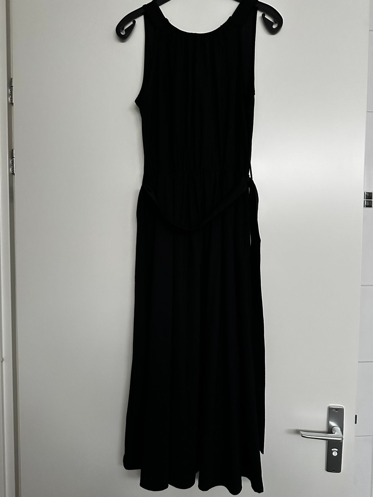 Studio Anneloes nieuwe Godess dress zwart maat S / M, Verzenden, Nieuw, Zwart, Onder de knie