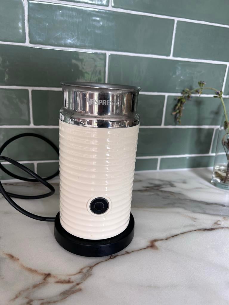 Nespresso Aeroccino 3 Melkopschuimer - Crème kleur, Ophalen of Verzenden, Gebruikt, Nespresso, Melkaccessoire