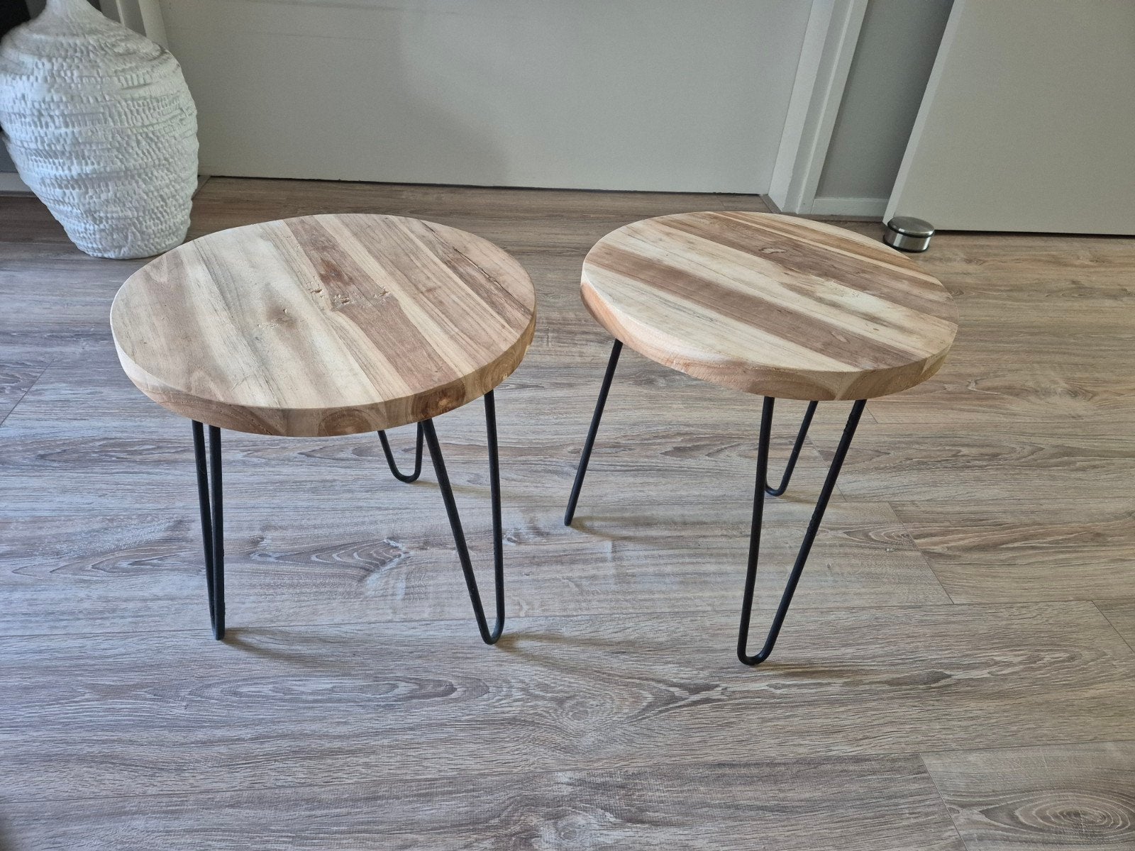 Houten bijzettafel met metalen hairpin poten, Huis en Inrichting, Minder dan 45 cm, Minder dan 55 cm, Rond, Ophalen of Verzenden