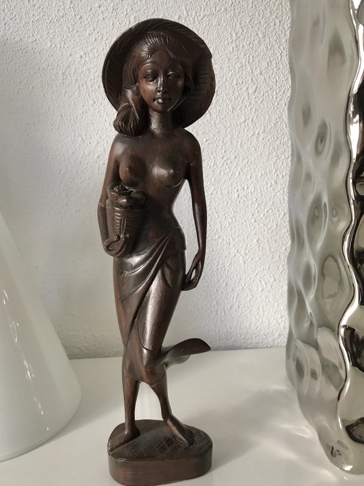 Balinees houten beeld - vrouw met hoed en mand (30 cm) Bali, Ophalen, Handgemaakt, 20 - 50 cm, Beeld