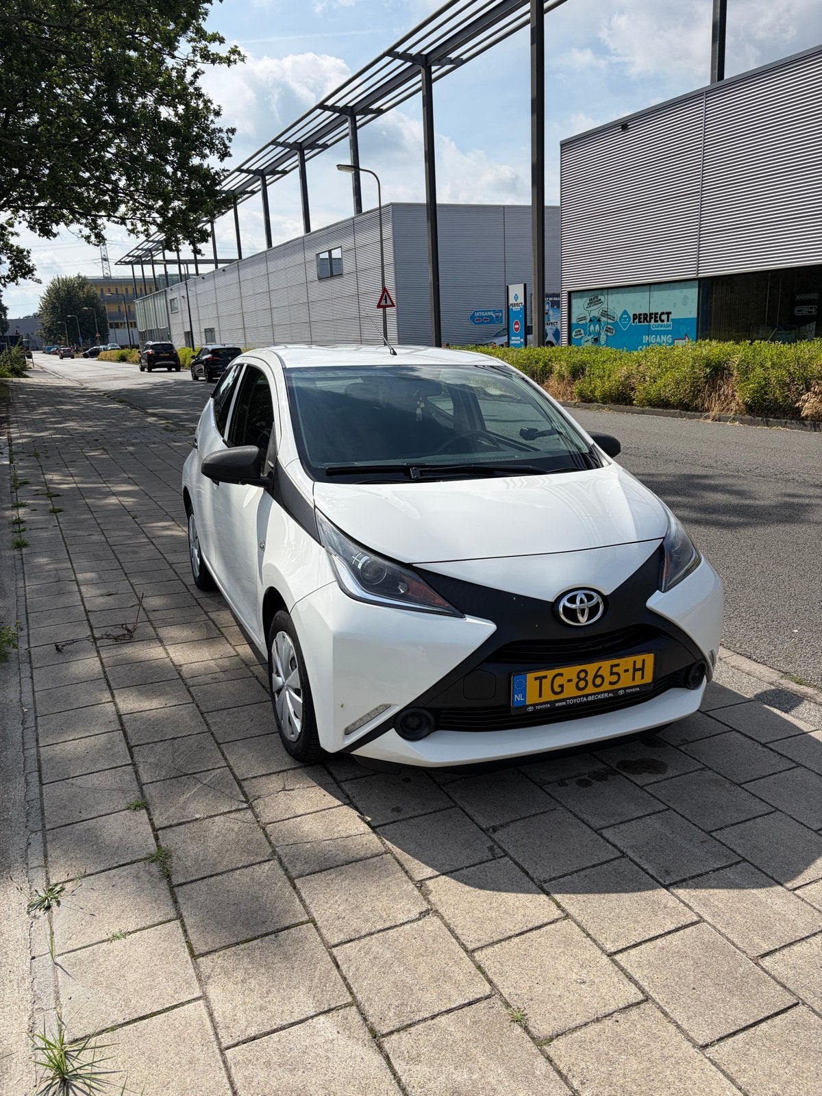Toyota Aygo 1.0 Vvt-i 69pk 5D 2018 Wit | Zeer netjes, Auto's, Voorwielaandrijving, Stof, Zwart, 4 stoelen