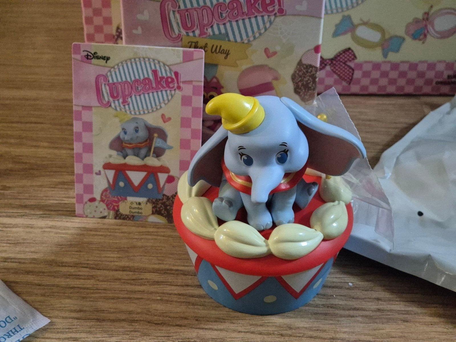 Disney Miniso Cupcake Dombo Dumbo opbergdoosje blind box, Ophalen of Verzenden, Bambi of Dumbo, Zo goed als nieuw, Beeldje of Figuurtje