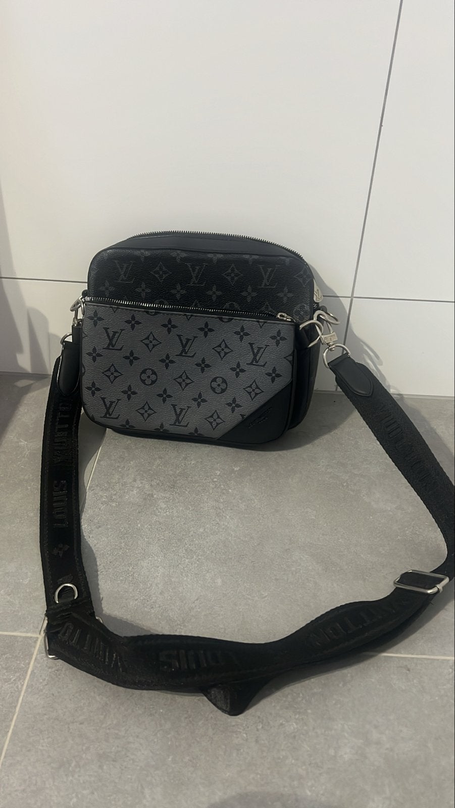 Louis Vuitton Outdoor Messenger Tas Zwart grijs, Sieraden, Tassen en Uiterlijk, Tassen | Schoudertassen, Ophalen, Zo goed als nieuw