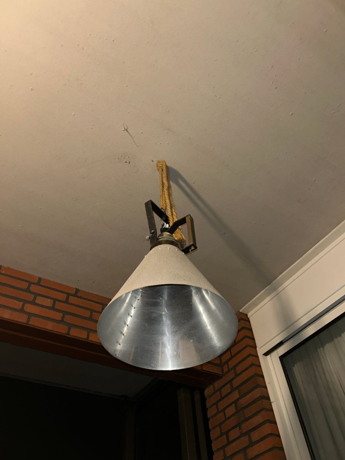Industriële hanglamp met touw en metalen kap, Ophalen, Gebruikt, Metaal, E27 (groot)