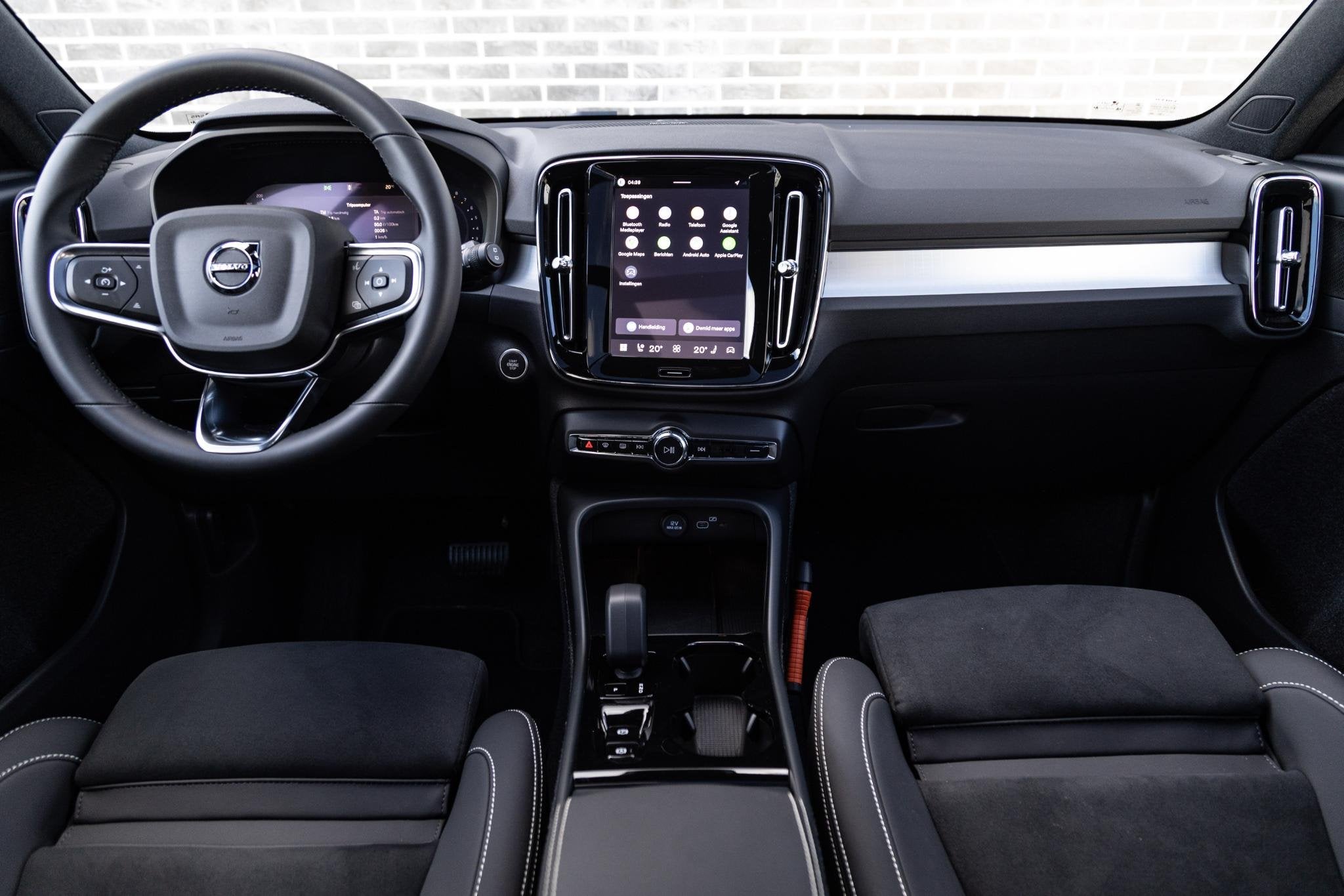 Volvo XC40 2.0 B4 Plus Dark | Trekhaak | Panoramadak | Harma, Auto's, Gebruikt, Euro 6, 4 cilinders, Leder en Stof