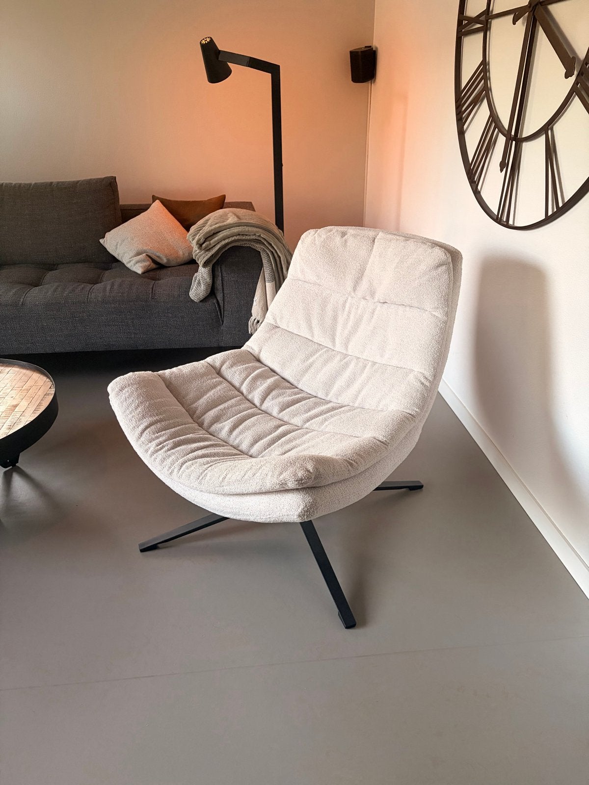 Comfortabele fauteuil - Crème stof met zwart metalen onderst, Ophalen, Wit, Zo goed als nieuw, Eén
