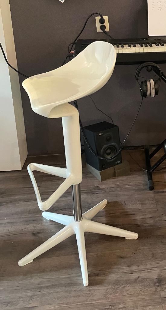 Kartell barkruk spoon wit, Huis en Inrichting, Barkrukken, Ophalen, 60 tot 90 cm, Zo goed als nieuw, 1 kruk