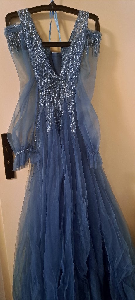 Babyblauwe lange avondjurk met tule mouwen te koop., Maat 38/40 (M), Galajurk, Blauw, Ophalen of Verzenden