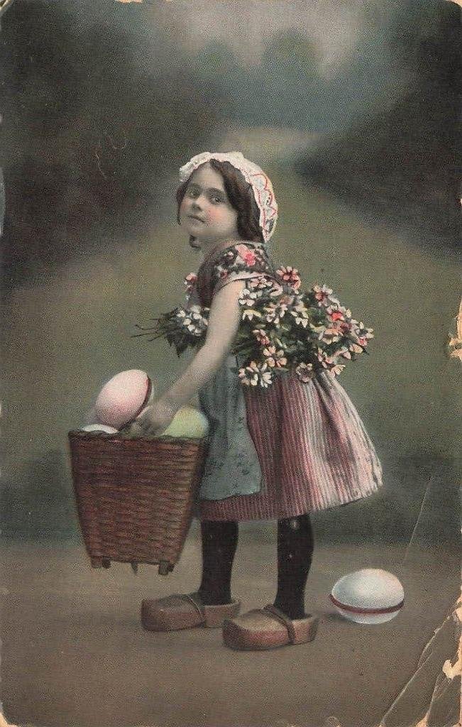 Meisje op klompen met mand paaseieren  1916, Ophalen of Verzenden, Voor 1920, Gelopen, Zuid-Holland
