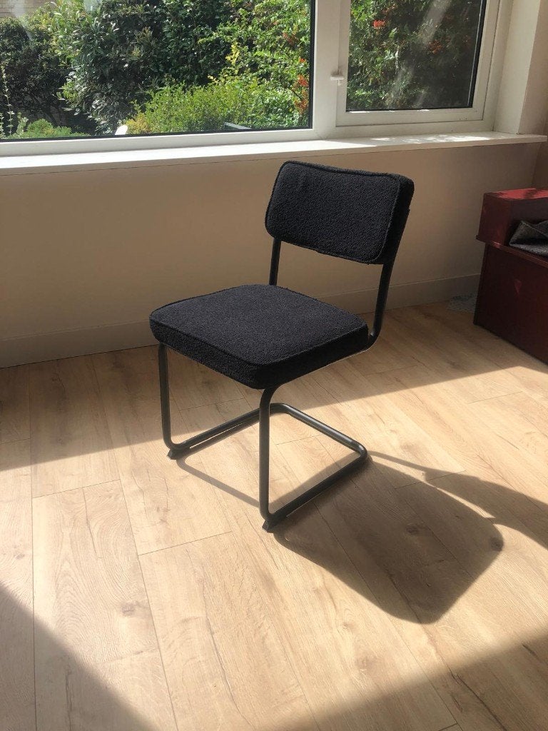 2 Nette zwarte eetkamer stoelen met zwart metalen frame, Ophalen, Gebruikt, Twee, Zwart