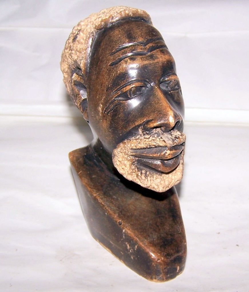 Handgesneden stenen beeld Afrikaanse man. H. 14cm. Izgs., Antiek en Kunst, Kunst | Niet-Westerse kunst, Steen/keramiek, Bruin
