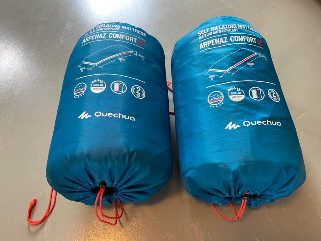 2x zelfopblaasbare matjes Quecha, Caravans en Kamperen, Slaapzakken, Ophalen of Verzenden, Zo goed als nieuw