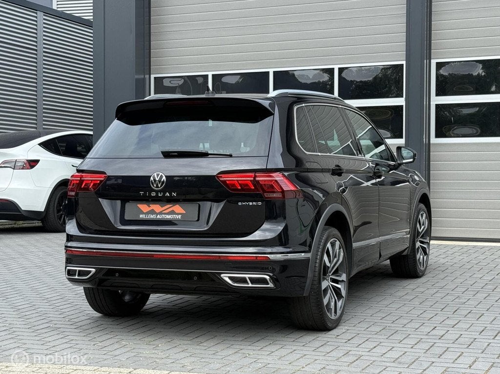 Volkswagen Tiguan 1.4 TSI eHybrid R-Line Trekhaak|HUD|ACC, Auto's, Volkswagen, 1716 kg, 4 cilinders, Zwart, Hybride Elektrisch/Benzine