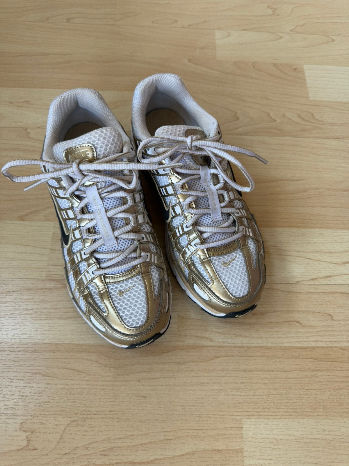 Nike - Gouden P-6000 sneaker maat 38, Kleding | Dames, Overige kleuren, Ophalen of Verzenden, Sneakers of Gympen, Zo goed als nieuw