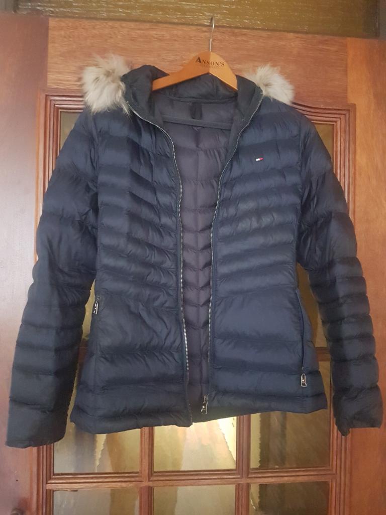 Tommy Hilfiger donsjas maat M, Maat 38/40 (M), Blauw, Ophalen of Verzenden, Zo goed als nieuw
