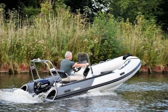 XC Pro 430 RIBBOOT – 40 PK Suzuki - Trailer - afzekzeil, Watersport en Boten, Ophalen, Gebruikt, Motor en Techniek, Motorboot