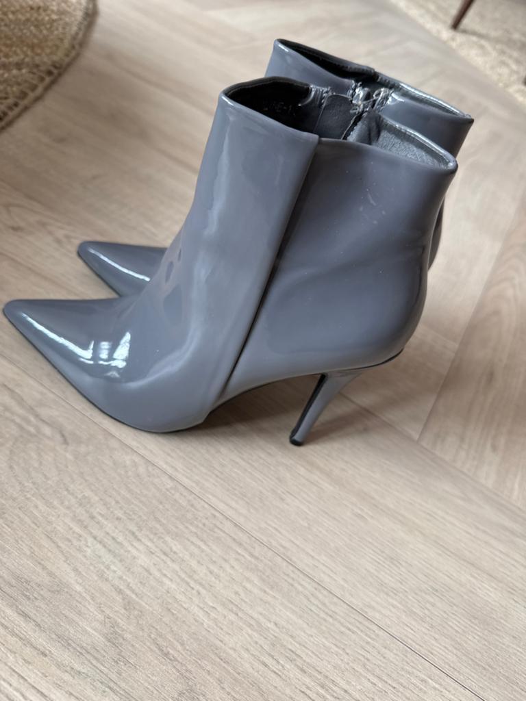 Grijze lakleren enkellaarsjes met hoge hak. Maat 37, Lage of Enkellaarzen, Nieuw, Ophalen of Verzenden, Grijs
