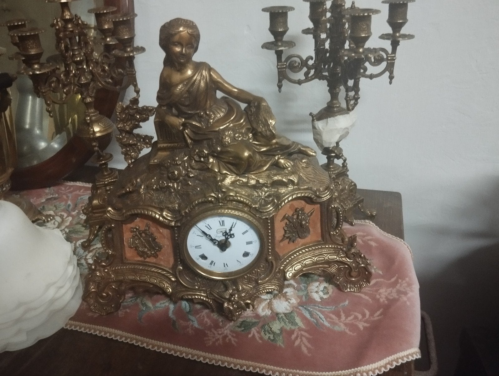 pendule met twee kandelaars, Ophalen