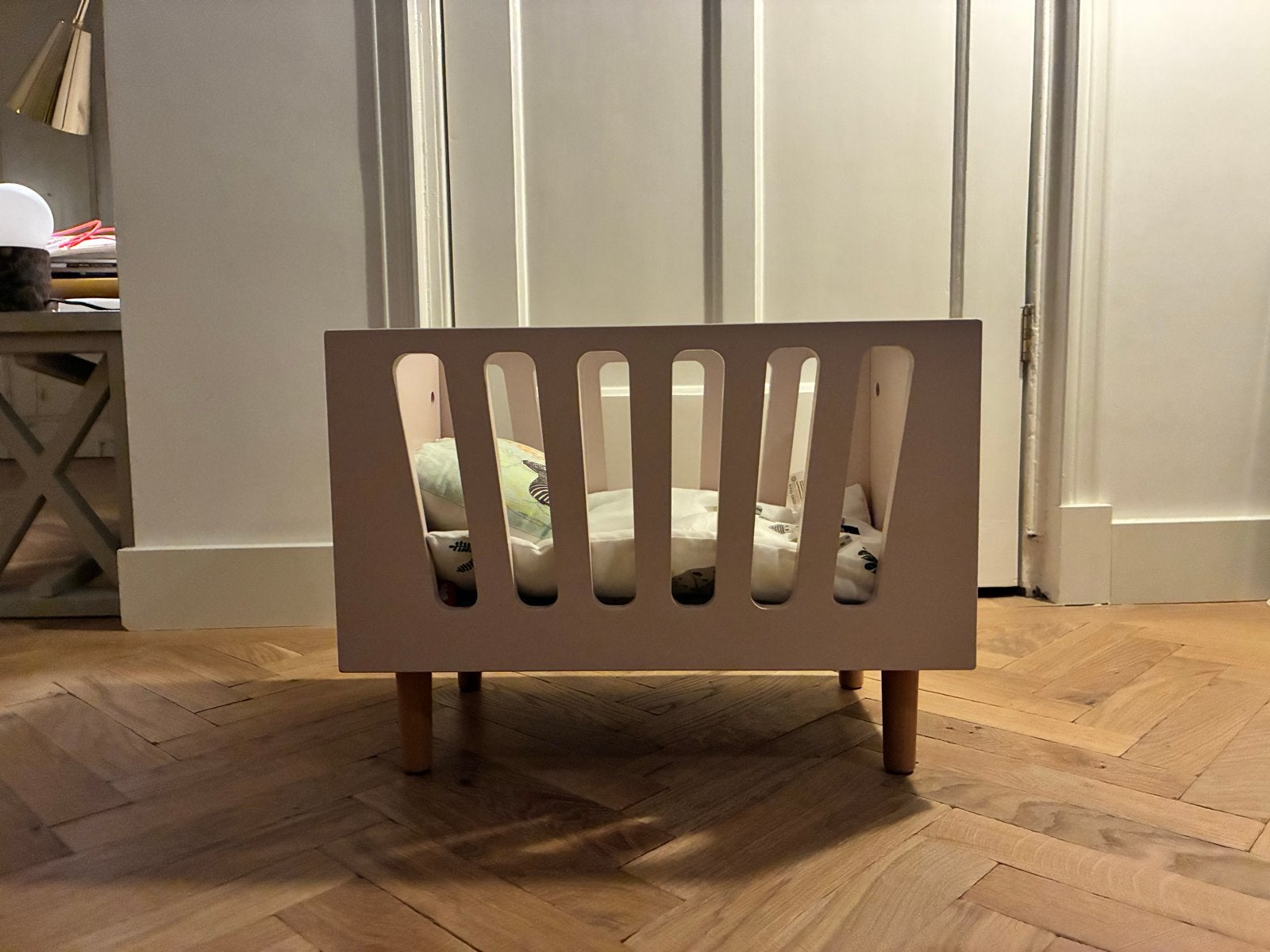 Roze poppenbedje met matras en beddengoed van Done By Deer, Ophalen, Zo goed als nieuw, Overige typen